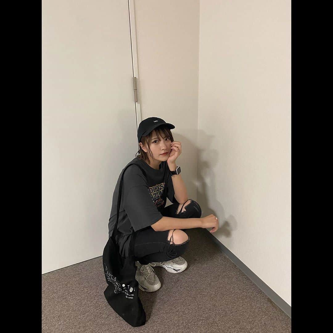 のインスタグラム：「今日は真っ黒でした😎﻿ ﻿ ﻿ ﻿ バックはフィンランドにも持って行っていたくらいずっと使ってます〜お気に入り〜💎﻿ ﻿ ズボンの膝がボロボロすぎるのでそろそろ寿命ですね、、﻿ ﻿ ﻿ #ootd #ブラックコーデ #ストリートファッション #pivotdoor ﻿ ﻿ ﻿」
