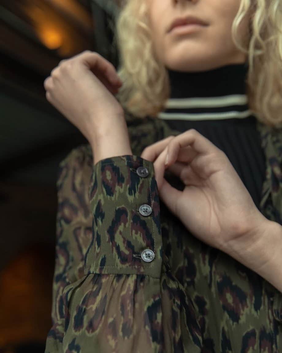 デレクラムのインスタグラム：「Buttoned up and ready to take on the day in the new Irene Blouse.」