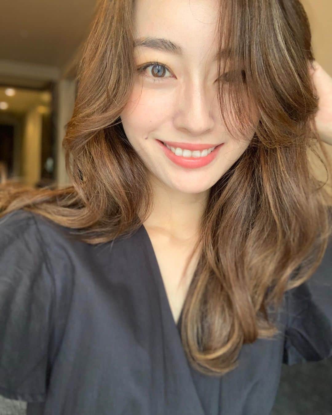 小祝麻里亜のインスタグラム：「さっきのアイテムを使って秋のエテュセメイク。自然光にノーフィルター(iPhoneポートレート)だから、色味はわかりやすいと思うんですが… ブラックコーデにレッドリップをきかせて、秋冬モードに💄  無加工だからシミもあるけど気にしないでね😂💦  【使用アイテム】 #スキンベース〈化粧下地〉 #カラースティック〈チーク〉04アプリコットオレンジ #カラーパレット〈アイシャドウ〉03 ウォームブラウン #ジェルライナー〈アイライナー〉03 ウォームブラウン #マスカラベース　 #ティントルージュ〈口紅〉01ブライトレッド  ． ． ＿＿＿＿＿＿＿＿＿＿ #エテュセ #お気に入りコスメ #秋コスメ#コスメレビュー #新作コスメ #makeup #instabeauty  #rouge #ettusais #pr#오운애티튜드 #화장품 #뷰티스타그램 #메이크업 #메이크업스타그램」