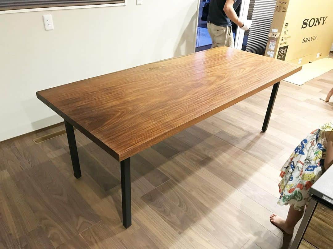 第一工業さんのインスタグラム写真 - (第一工業Instagram)「ダイニングテーブルの施工事例です アサメラの無垢天板に、鉄の足を取り付けました。  無垢天板を使用したダイニングテーブルの製作を承っております。 サイズ、材種、加工の仕方も完全オーダーであなたのお好みのテーブルを製作致しませんか？  #富山インテリア」8月25日 22時41分 - daiichi_kougyou.toyama