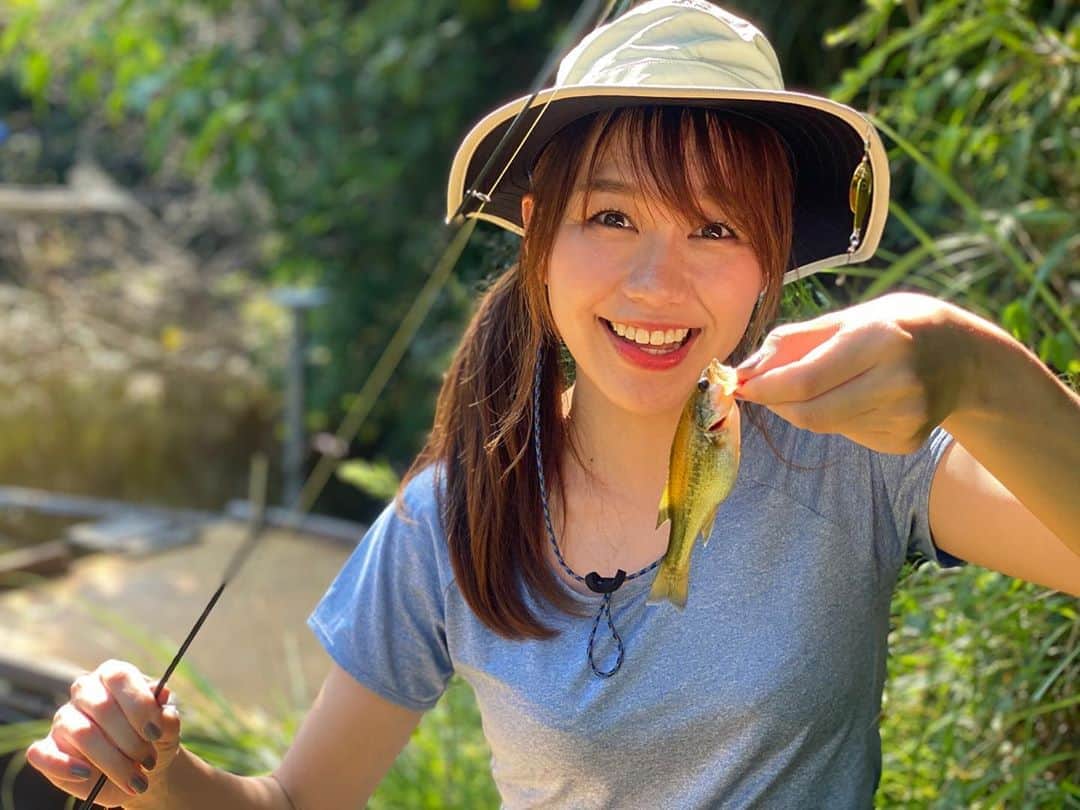 立石純子さんのインスタグラム写真 - (立石純子Instagram)「⠀ ⠀ 今日は初のバス釣りに⠀ 福島県いわき市へ🎣✨⠀ ⠀ こ〜んなかわいいブラックバスに出会うことができました。⠀ とってもうれしい〜😢😭 ⠀ 釣具屋さんで迷って買ったルアーもエギと一緒にお気に入りになりました🤲⠀ ⠀ ⠀ まだまだ知らない事が沢山😊⠀ もっと釣りの楽しさを見つけていくぞ〜･:*+ ⠀ ⠀ #コバッチー  #バーブレス #ブラックバス　#バス釣り #スピナー #fishing #fish #bassfishing #bass ##立石純子 #はだのブランドアンバサダー #シンガーソングライター #釣り #釣りガール #野池 #pond #旅ガール #trip #instalike #instagood #instadaily #like4lik  #love#photooftheday #キャスト #ルアーキャスティング #アウトドア #outdoor」8月25日 22時53分 - junkokokotateishi