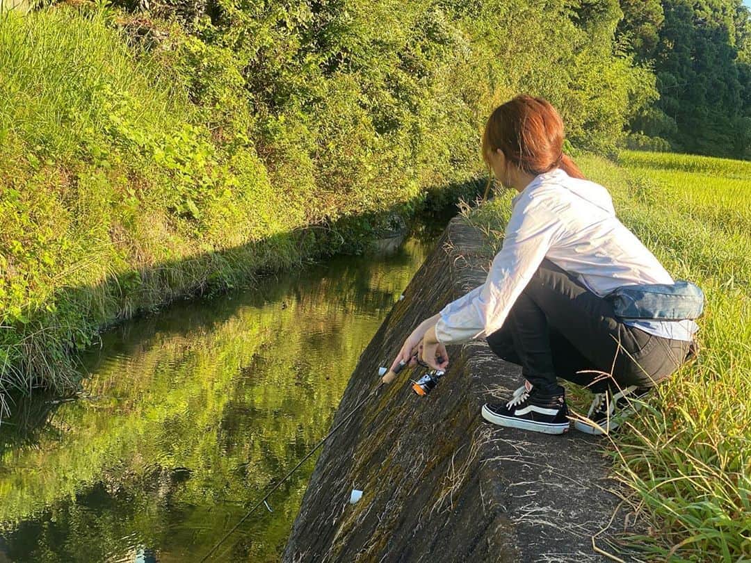 立石純子さんのインスタグラム写真 - (立石純子Instagram)「⠀ ⠀ 今日は初のバス釣りに⠀ 福島県いわき市へ🎣✨⠀ ⠀ こ〜んなかわいいブラックバスに出会うことができました。⠀ とってもうれしい〜😢😭 ⠀ 釣具屋さんで迷って買ったルアーもエギと一緒にお気に入りになりました🤲⠀ ⠀ ⠀ まだまだ知らない事が沢山😊⠀ もっと釣りの楽しさを見つけていくぞ〜･:*+ ⠀ ⠀ #コバッチー  #バーブレス #ブラックバス　#バス釣り #スピナー #fishing #fish #bassfishing #bass ##立石純子 #はだのブランドアンバサダー #シンガーソングライター #釣り #釣りガール #野池 #pond #旅ガール #trip #instalike #instagood #instadaily #like4lik  #love#photooftheday #キャスト #ルアーキャスティング #アウトドア #outdoor」8月25日 22時53分 - junkokokotateishi