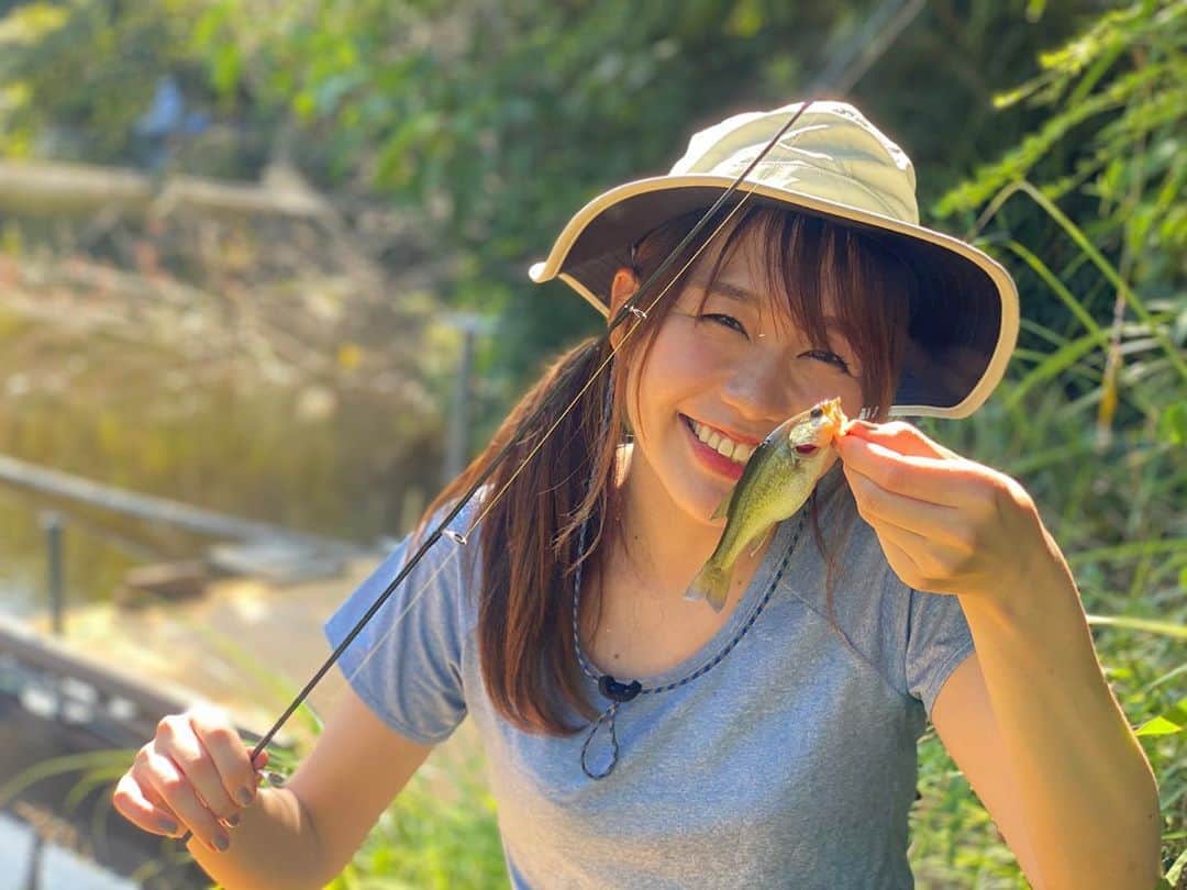 のインスタグラム：「⠀ ⠀ 今日は初のバス釣りに⠀ 福島県いわき市へ🎣✨⠀ ⠀ こ〜んなかわいいブラックバスに出会うことができました。⠀ とってもうれしい〜😢😭 ⠀ 釣具屋さんで迷って買ったルアーもエギと一緒にお気に入りになりました🤲⠀ ⠀ ⠀ まだまだ知らない事が沢山😊⠀ もっと釣りの楽しさを見つけていくぞ〜･:*+ ⠀ ⠀ #コバッチー  #バーブレス #ブラックバス　#バス釣り #スピナー #fishing #fish #bassfishing #bass ##立石純子 #はだのブランドアンバサダー #シンガーソングライター #釣り #釣りガール #野池 #pond #旅ガール #trip #instalike #instagood #instadaily #like4lik  #love#photooftheday #キャスト #ルアーキャスティング #アウトドア #outdoor」