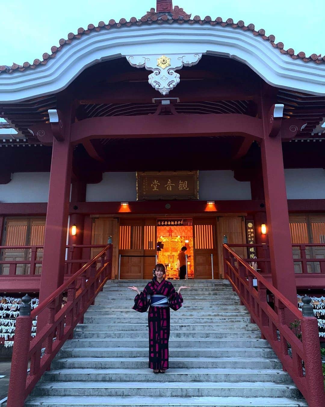 のインスタグラム：「>>>⭐︎⭐︎⭐︎...... ・ ・ #琉球トラウマナイトレジェンド #2020  9/1 よる7時から放送の前に。。  #TVer にて、2017年〜2019年放送分を配信中♬  トラウマナイトには、リアルストーリーとレジェンドが存在します。  レジェンドは、沖縄に古くから伝わる怖い話をドラマでお届けします‼︎  #小原猛さん の解説も怖いですが、カメラが回っていない時に話される、身近な怪談スポット。 あれ、本当にこわいです👻 私、毎回ビクビクしながら現場にいます。  #首里 #旧盆 #ひーぷーさん #山城智二さん  #善國乗栄副住職」