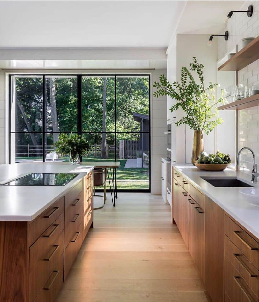 MT DOMAINEさんのインスタグラム写真 - (MT DOMAINEInstagram)「Big and bright windows are always a favorite of ours - what's your favorite element in this beautiful kitchen? 📸 : @haris.kenjar @mowerymarsharchitects」8月25日 22時49分 - mydomaine