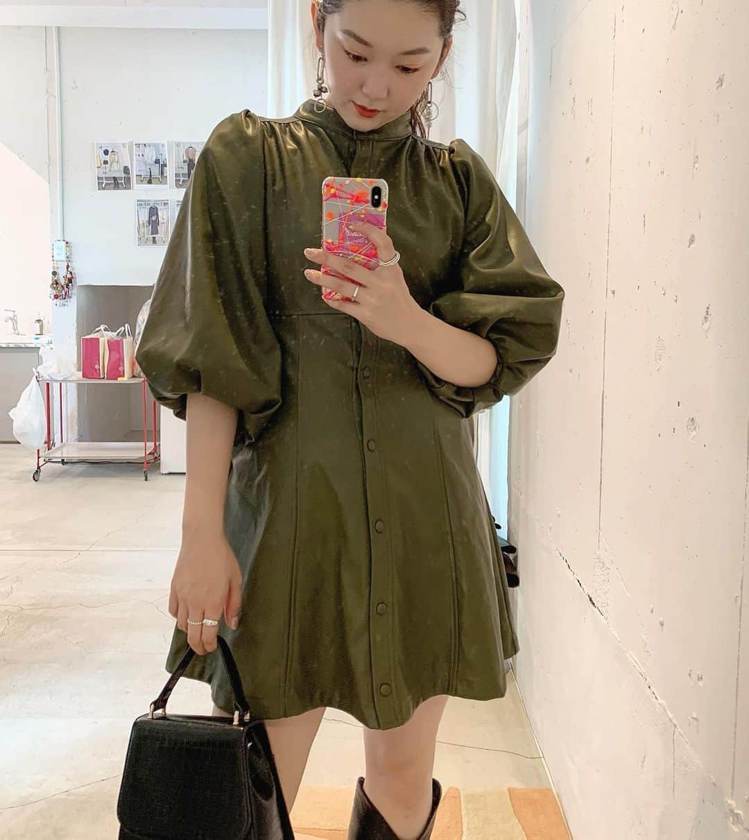mina hinokuchiのインスタグラム：「. カーキのレザーって何だかオシャレ☀︎ 小物も黒やシルバーにして 少し辛めに合わせたい♡ . . #whoswhochico #salonbychico #フーズフーチコ #ミリタリーコーデ #レザー」