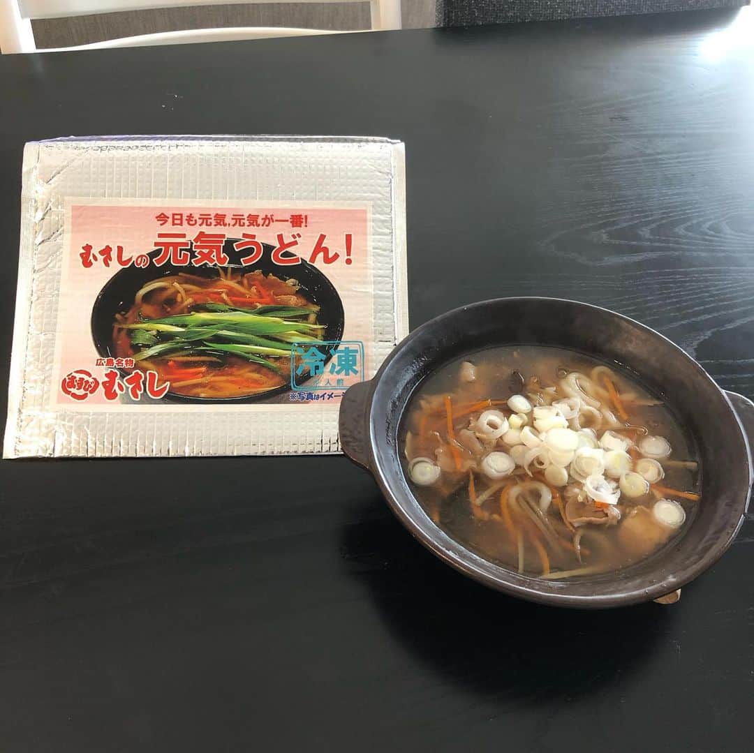 のインスタグラム：「『むすびのむさし』さんの元気うどんを作りました！ 冷凍うどんなので、料理初心者の僕でも簡単に美味しく頂けましたよ♪ 皆さんも是非ご家庭で作ってください！  #むすびのむさし #広島の味  #元気うどん #べジンジャーうどん #地海老うどん #冷凍うどん #3種類 #娘と争奪戦 #また作ろう」