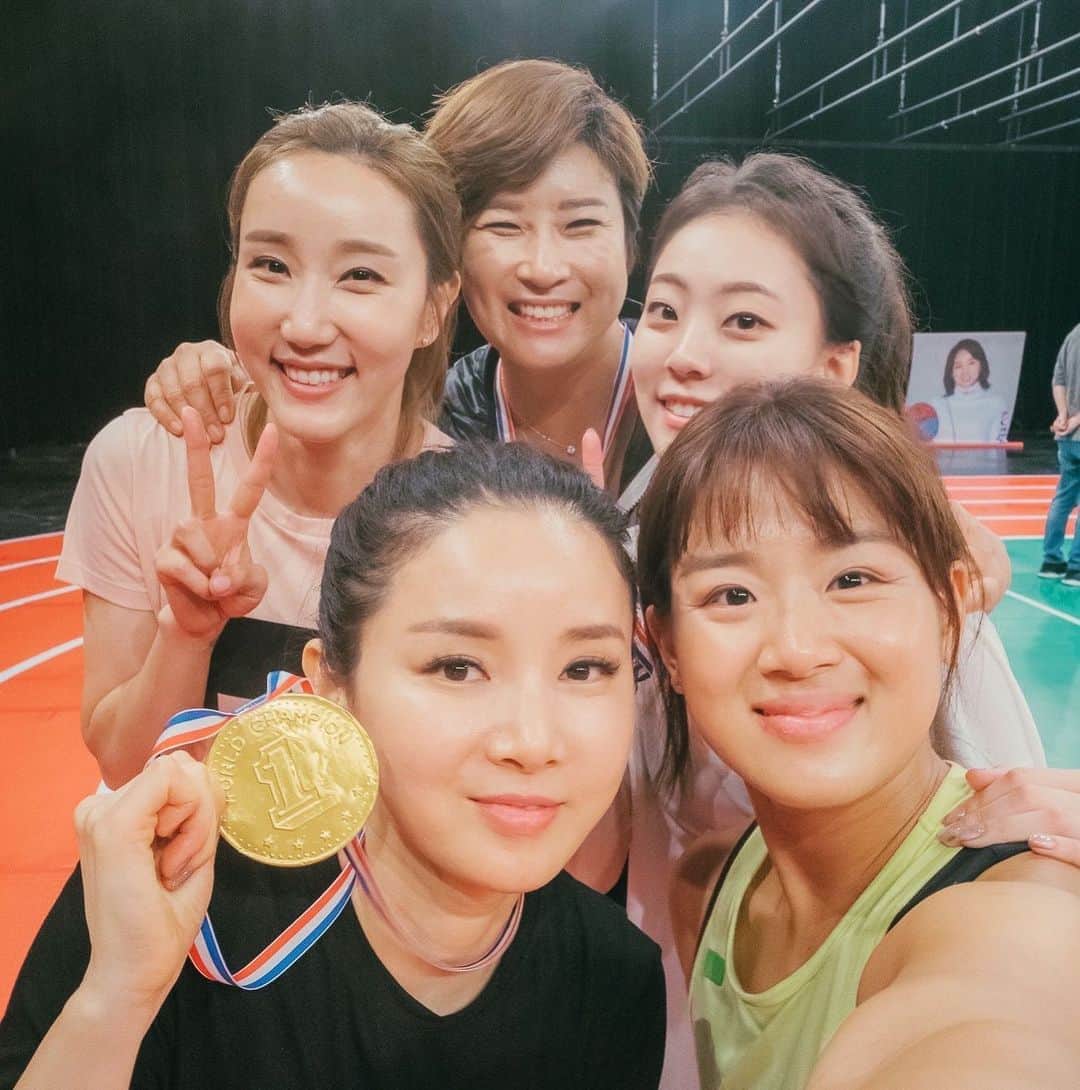 郭珉整のインスタグラム：「우리 진짜 #언림픽 최고였다👍🏻👍🏻 @seripak1998 @hym_vb  @fencing2020 @youin_jung  . #노는언니 #언림픽 #나 #최종우승  #척척척 #아님을 #증명함 😎」
