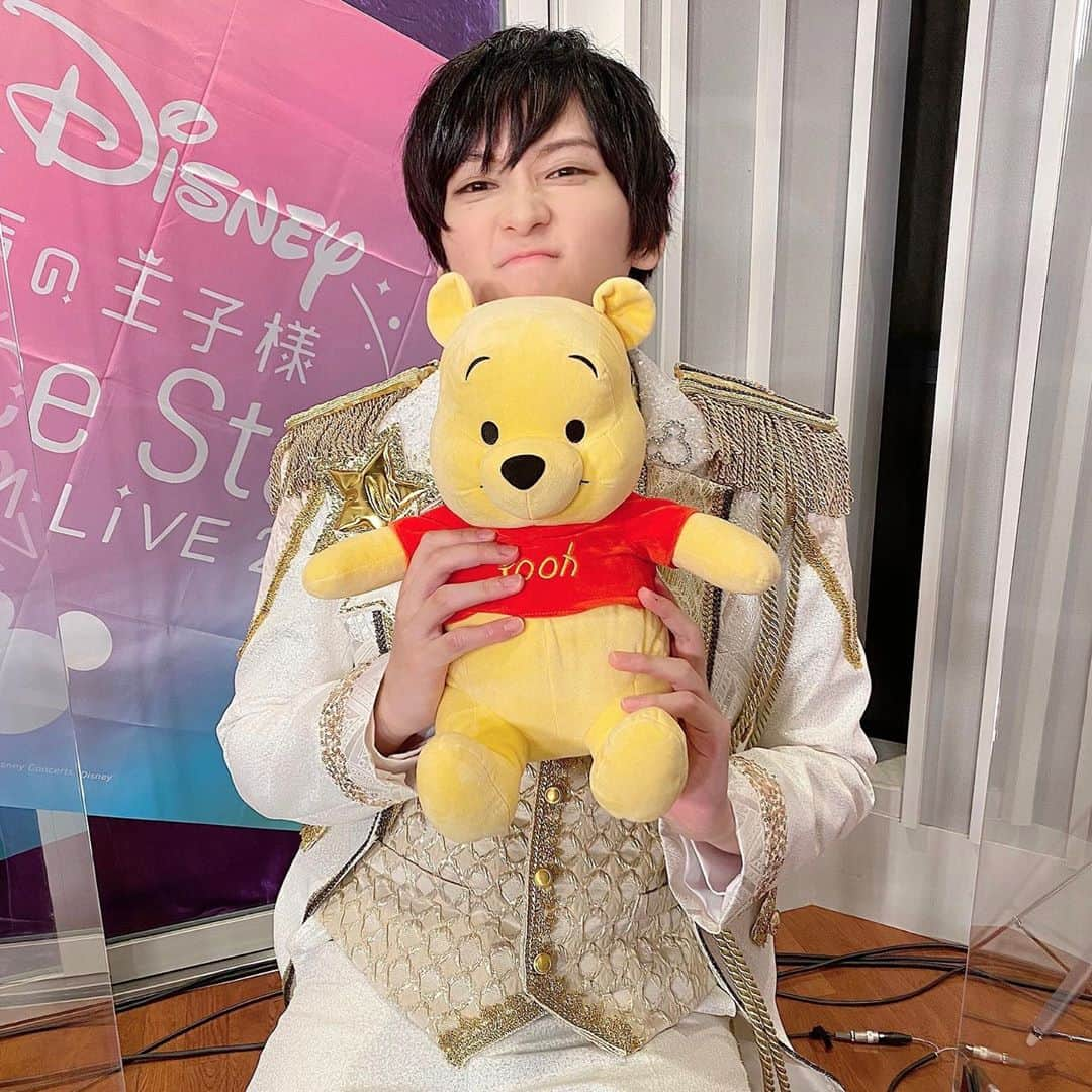 荒牧慶彦さんのインスタグラム写真 - (荒牧慶彦Instagram)「クマのプーさんと荒牧慶彦。  『Disney 声の王子様 Voice Stars Dream Live 2020』 8月29日まではチケット購入&視聴できます。  2021年2月12日（金） 『Disney 声の王子様 Voice Stars Dream Live 2020』 Blu-ray発売です。  #荒牧慶彦 #声の王子様」8月25日 23時03分 - aramaki.yoshi