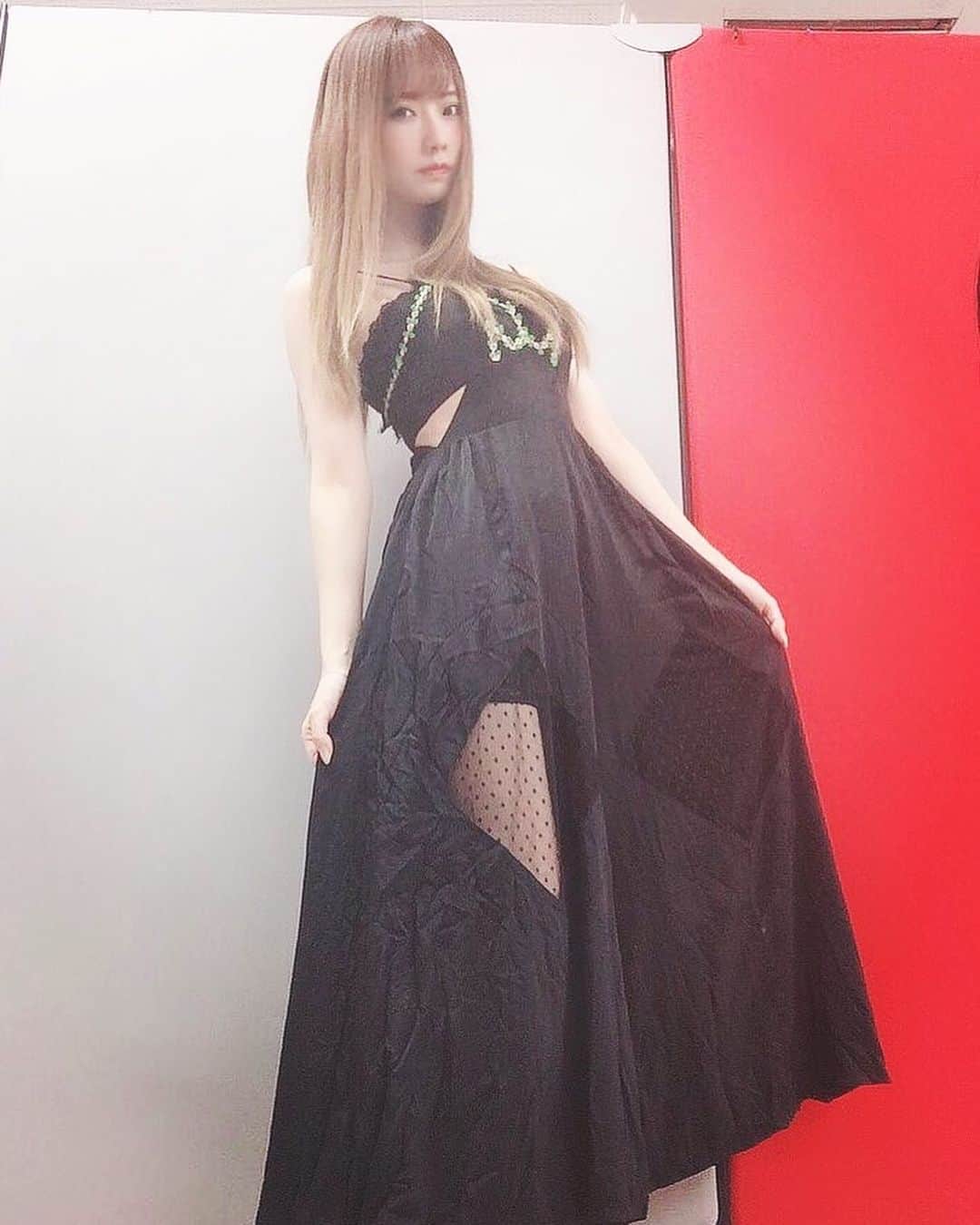 のインスタグラム：「ライブありがとうー！ 今日は夏私服衣装でした👗☀️ 楽しかったー☺️💕  alice McCALLちゃん　　　 @alicemccallptyltd  のお洋服💕  I brought it in my bag to wear it at the gig,sorry about the wrinkles on my clothes😂  #kaorihoriuchi #堀内華央理 #bakusutesotokandaicchome #バクステ外神田一丁目 #alicemccall #alicemcalldress #alicemccallplaysuit  #japan #idol #gig #gigcostume #ライブ衣装 #streamer #twitch #twitchstreamer #game」
