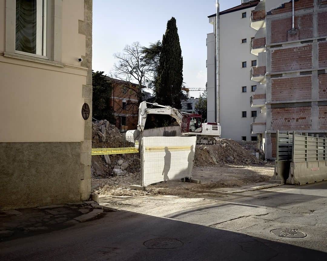 のインスタグラム：「#LOBA Shortlist #5 - Giovanni Cocco  Consequences of a catastrophe are pictured for all to see in Giovanni Cocco's (@giovannicoccophoto) series, 'Displacement – New Town No Town,' showcasing the central Italian town of L’Aquila destroyed by an earthquake in 2009. A loss of identity is experienced but the hope in returning home one day remains. Tap the link in our bio to learn more.  #LeicaCamera #Leica #🔴📷」