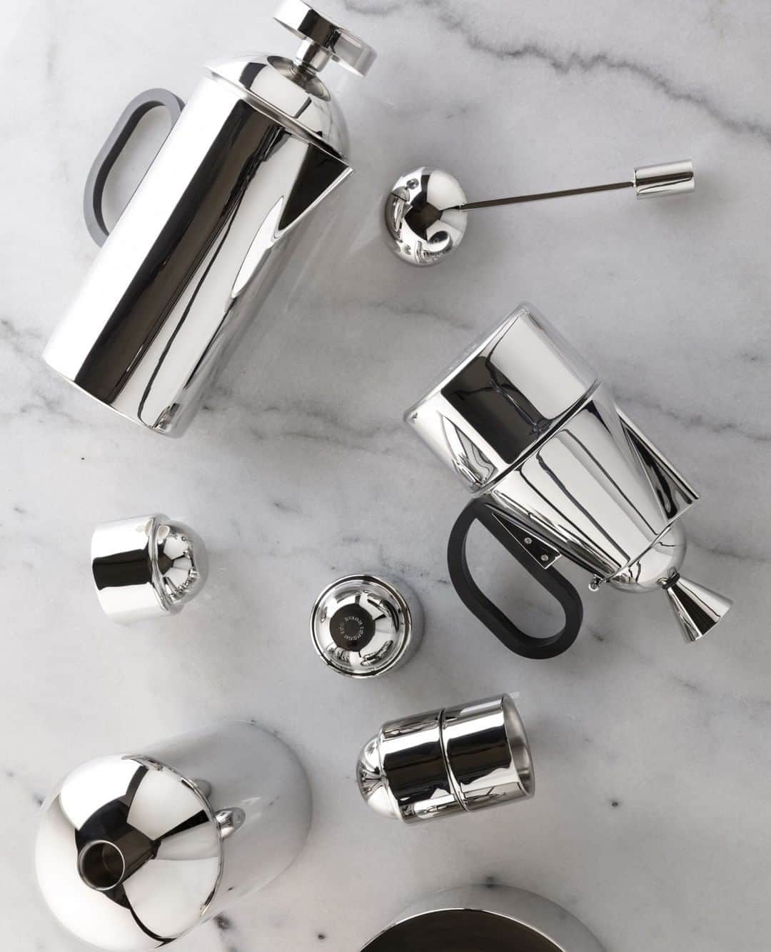 のインスタグラム：「Calling all coffee lovers, everyday baristas, Sunday-morning connoisseurs and after-dinner espresso aficionados alike.⁠ ⁠ BREW recognises coffee making as a form of art and coffee drinking as one of our few remaining contemporary rituals. ⁠ ⁠ Precision-engineered from stainless steel, BREW is hyper-reflective, functionally rigorous and designed to take pride of place on any kitchen counter, bar or occasional table.⁠ ⁠ Explore our BREW and stainless steel objects via the link in bio. ⁠ ⁠ ⁠ ⁠ #tomdixon #tomdixonBREW #interiordesign #interior #design #stainlesssteel #materials #coffeemaking #coffeelovers #kitchenware #homedecor」