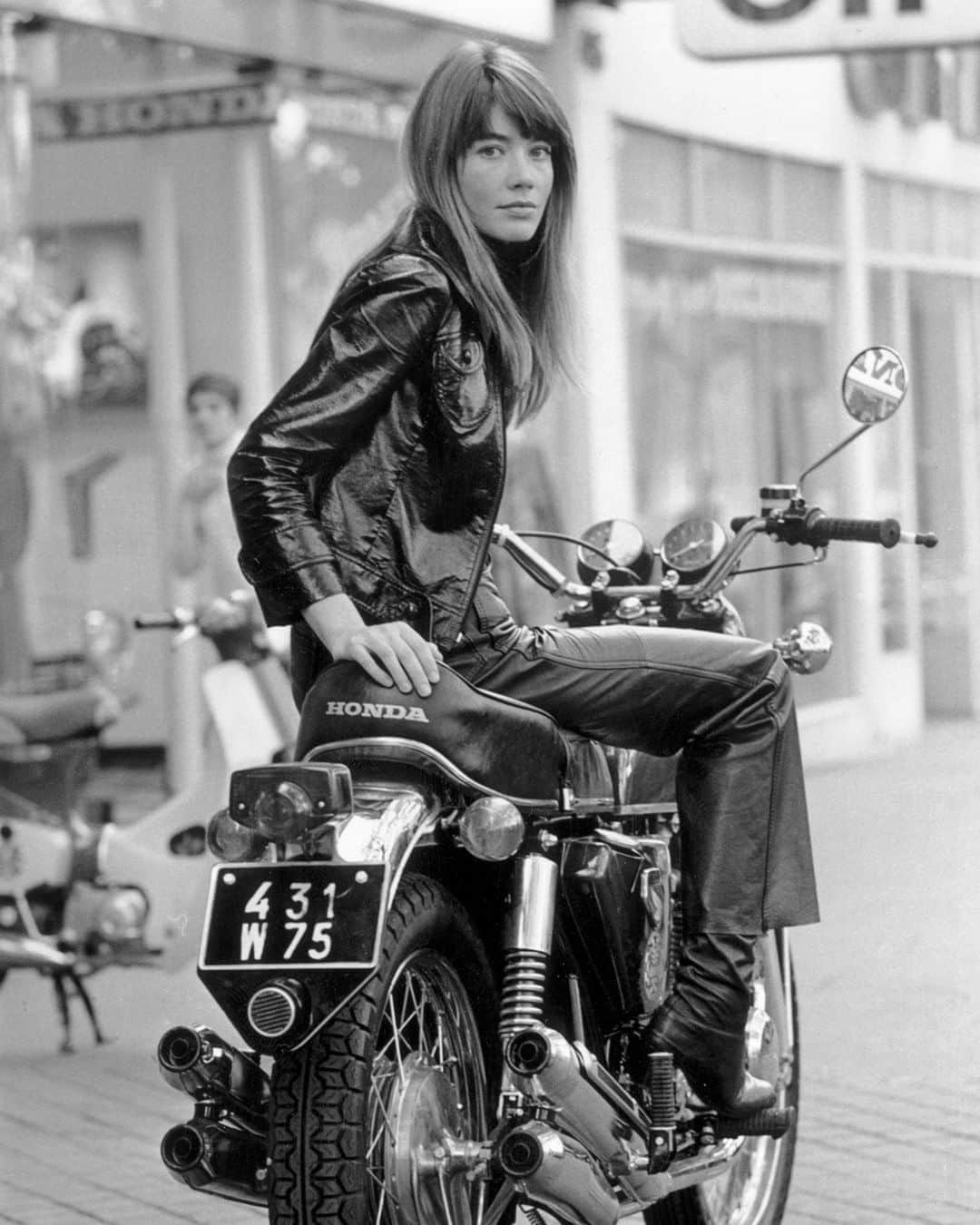 British Vogueさんのインスタグラム写真 - (British VogueInstagram)「As anyone who has spent most of their adult life longing to be French will know, #FrancoiseHardy is the patron saint of French-girl hair. How to nail it with the same kind of je ne sais quoi charm? The answer might surprise you. At the link in bio, #BritishVogue’s beauty and lifestyle director @LaurenMurdochSmith charts everything you need to know about achieving the ultimate ‘I-woke-up-like-this’ look, including the must-have products and styling techniques.  Françoise Hardy photographed by Reg Lancaster, 1969.」8月25日 23時00分 - britishvogue