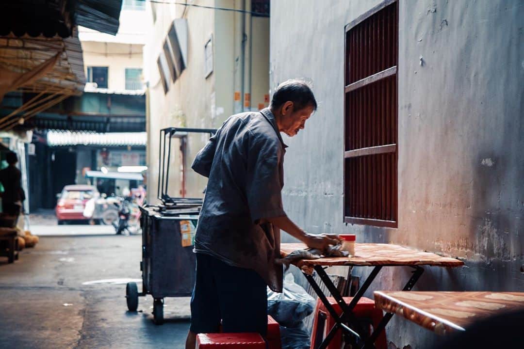 Shunsuke Miyatakeのインスタグラム：「A street coffee shop owner providing a coffee time for community from dawn till sunset everyday for more than 20 years, Phnom Penh, Cambodia」