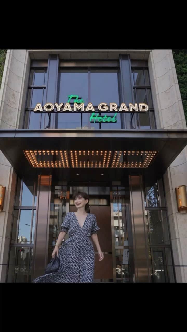 JUNNAのインスタグラム：「旧ベルコモンズ跡地に佇む 青山の新たなランドマーク @aoyamagrand   THE AOYAMA GRAND HOTEL へ  宿泊した次の日の朝は まだ誰もいないテラスで ゆっくり朝食を...  風が心地よくて異国で過ごす朝の様な気分  @junna & @sonekana   #青山#ホテル#aoyamagrand #ルーフトップバー#旅 #旅行 #東京#thebelcomo#外苑前#tokyo」