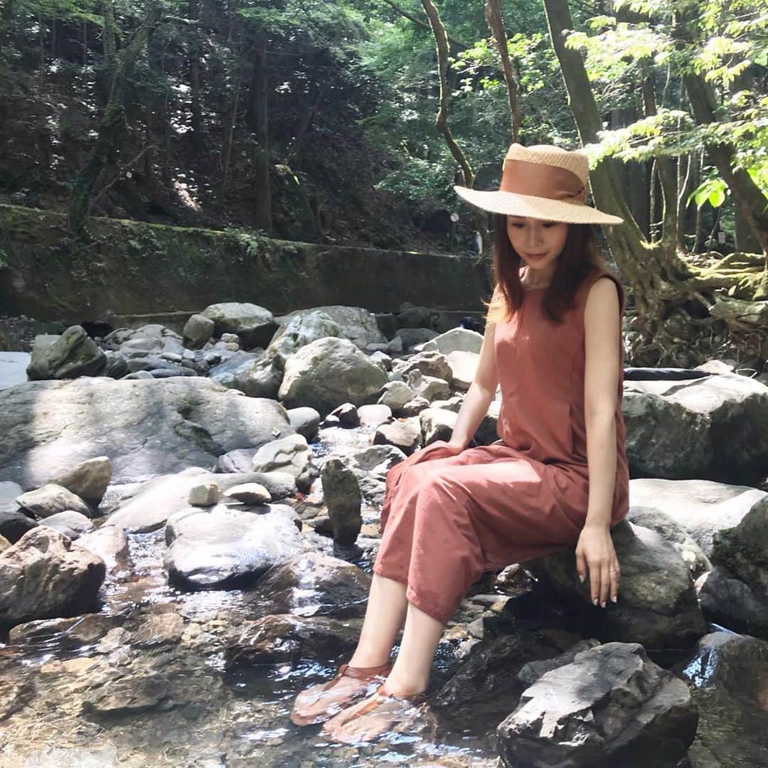 ALISAのインスタグラム：「今年の夏は 休みほぼ無しでお仕事だったのと コロナの影響で 毎年恒例の 打ち上げ花火も海水浴も プールも行っていないから 夏を感じる前に 夏が終わってしまった (இдஇ; )…。☔️ でも夏休み最後は、 川遊び＆マスのつかみ取りをして 夏っぽい事ができ 子供達も喜んでたから 良かった(●⁰౪⁰●)ﾆﾔﾘ🌞 #家族の時間 #夏休みの思い出  #夏の思い出 #川遊び #自然が好き #メイクアップアーティストの休日」