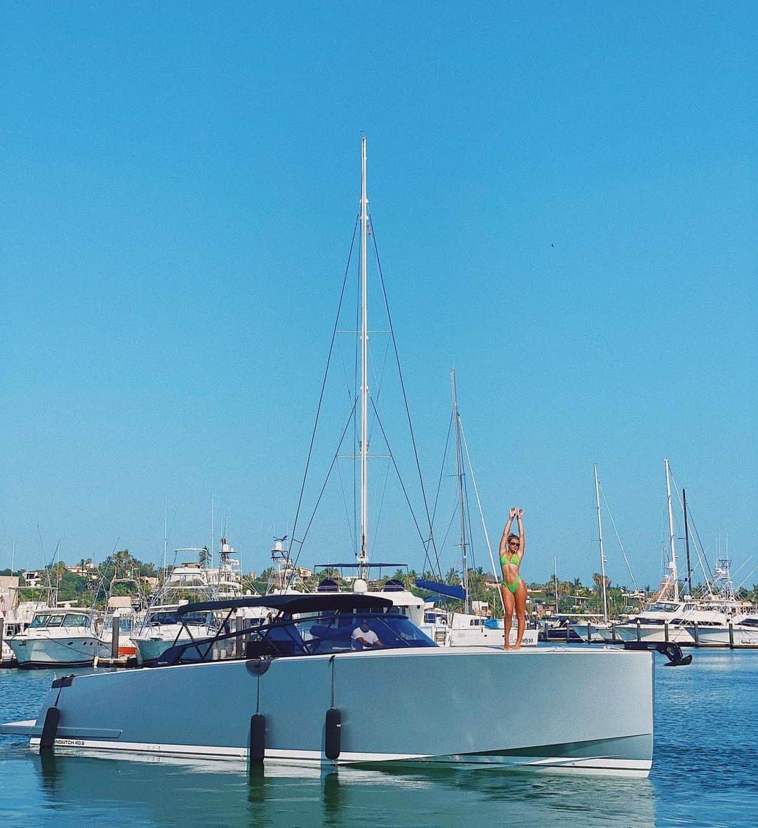 ソフィア・リッチーのインスタグラム：「Aquatics only  @otaduyyachts」