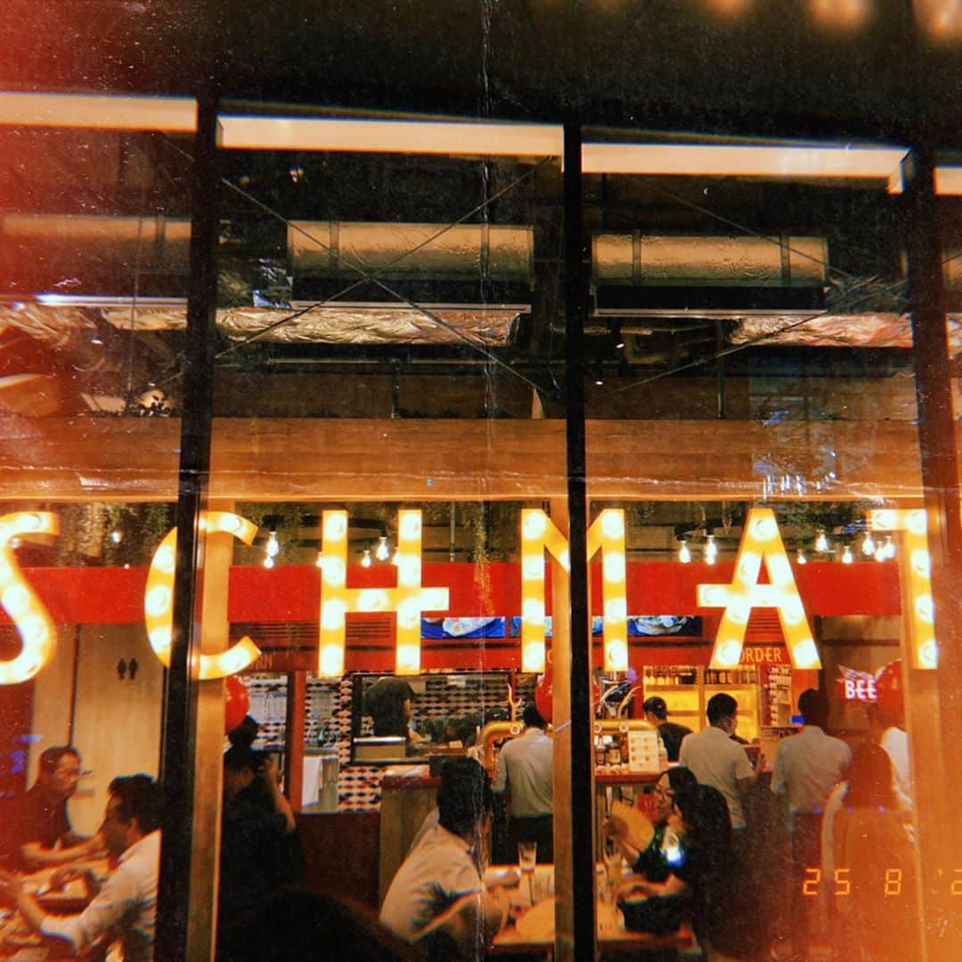 JJ.Acunaさんのインスタグラム写真 - (JJ.AcunaInstagram)「Our studio’s brand new restaurant, @schmatzjp at #TokyoWorldGate is busy on a weeknight! Hooray! A win for our Clients for sure. 🍺 🌭 @jja.bespoke.studio #jjacunabespokestudio  #design #restaurantdesign」8月25日 23時10分 - jj.acuna