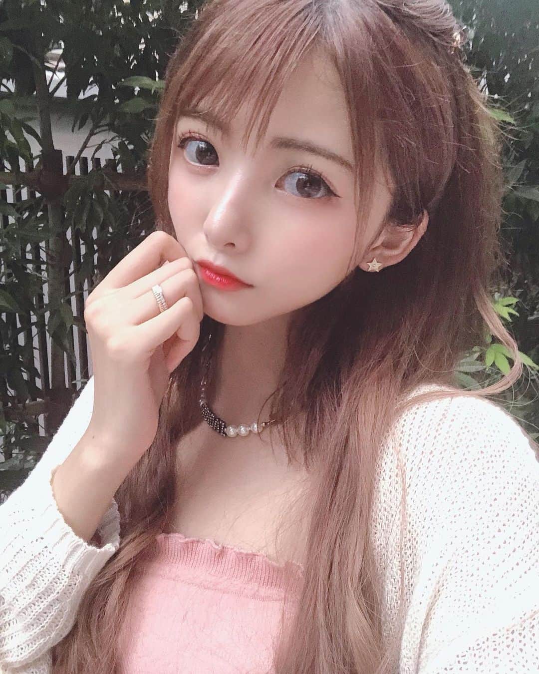 岡田栞奈のインスタグラム：「女子会の時はたっぷり甘々で 可愛くしたい気分❤︎ #元アイドルの頑張ったアイドル感 #とは」