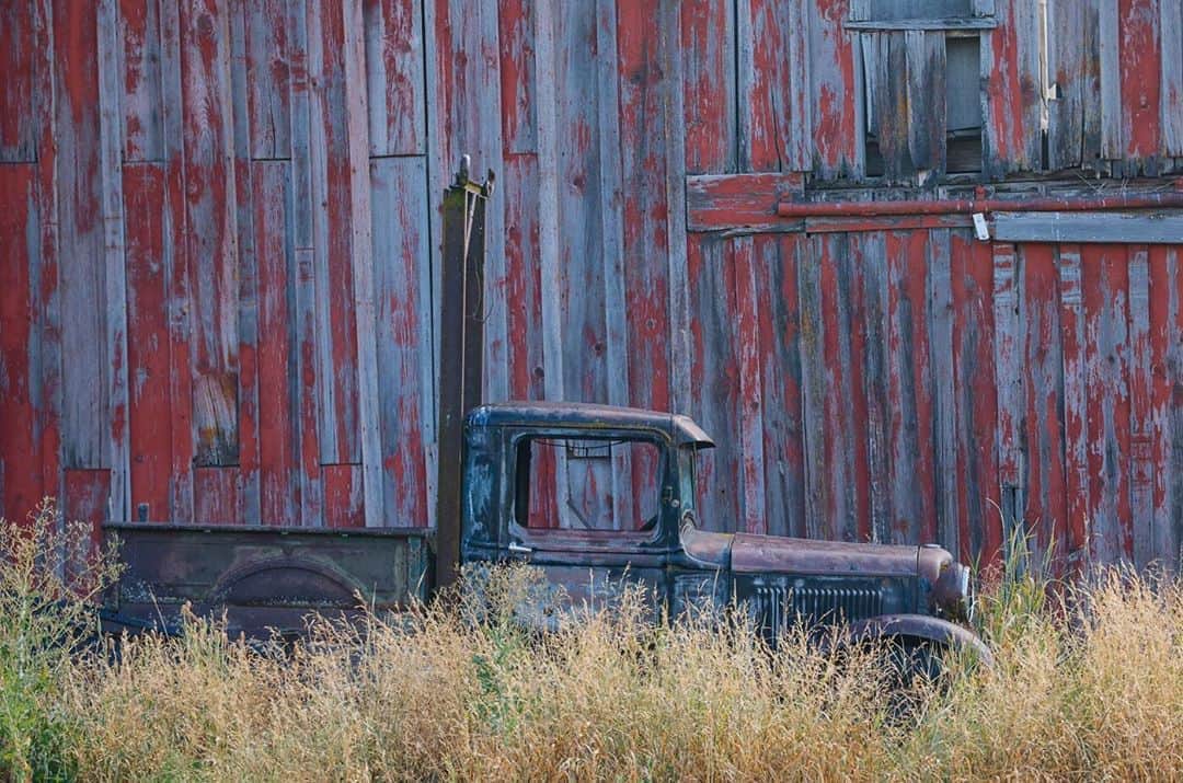 CANON USAさんのインスタグラム写真 - (CANON USAInstagram)「Photo by #CanonExplorerOfLight @darrellgulin "Old abandoned pickup truck along the side of a red barn just south of the town of Palouse in Eastern Washington. I used the built in HDR mode at plus 2 / right on / minus 2 to give me the needed balanced light. At the same time, the new Canon EOS R5 camera allowed me to use a higher ISO and not worry about noise. Also, in this case, I had just stopped along the side of the road and rolled down my window and took this image. "  Camera: #Canon EOS R5 Lens: EF 100-400mm f/4.5-5.6L IS II USM Aperture: f/6.7 ISO: 1250 Shutter Speed: 1/125 sec Focal Length: 330mm」8月25日 23時27分 - canonusa