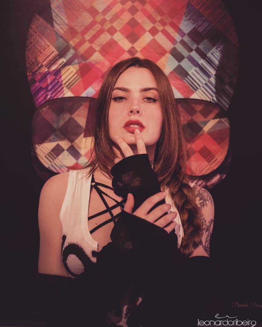 Anna Vargasのインスタグラム：「She wasn't born her. She found her, over a long and treacherous road. And the more treacherous the road became, the more of her she found. (By @atticuspoetry) . Foto de @_leonardoribeirooo . . . . . . #skull #skullart #model #findingmyself #selfknowledge #autoconhecimento」