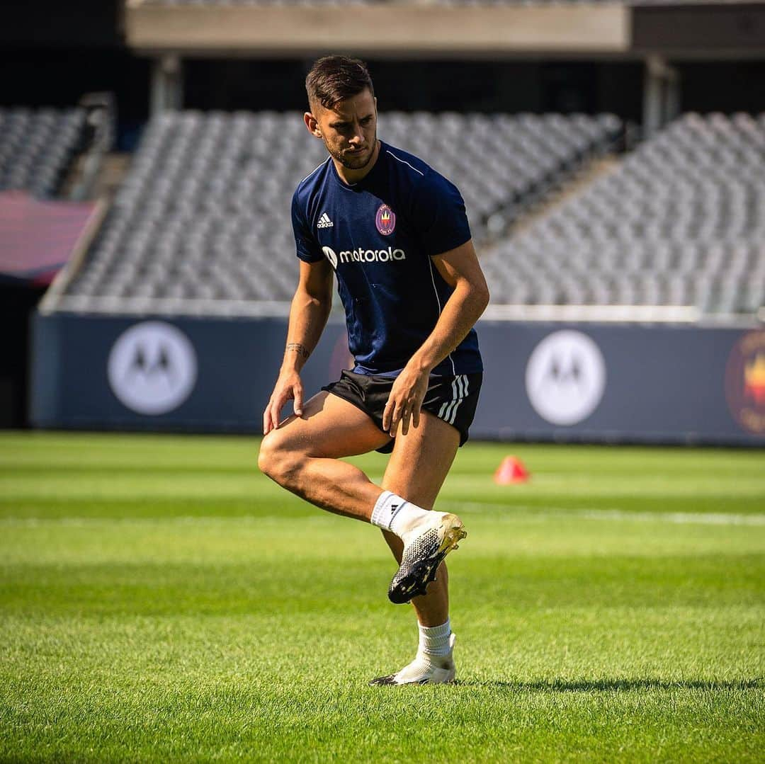 アルバロ・メドランのインスタグラム：「We’re home! 🏟   • Excited to play our first game here today 💪🏼.   • Let’s go @chicagofire 🔥  • @mls @soldier_field #gameday」