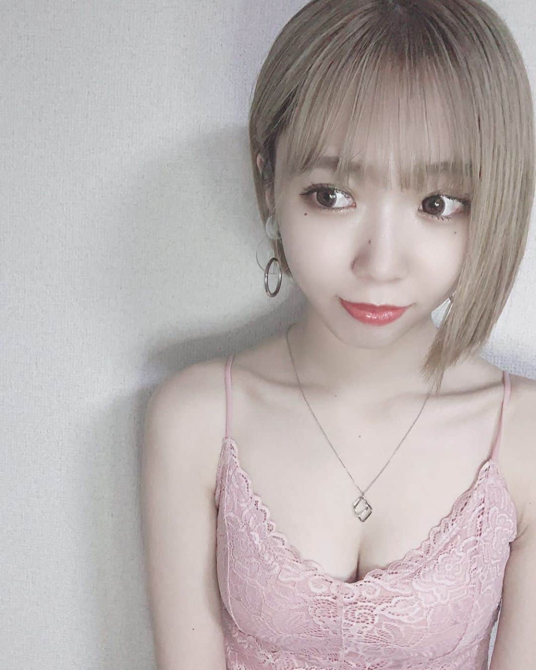 桑名利瑠のインスタグラム：「. . . good night..... . accessoryはsilver派💍 . . . #fashion #accessory #silver #code #followｍe #l4l #followforfollowback #makeup #make #selfie #selca #instafashion #instagood #instalike #ショートボブ #ハイトーン #おやすみ #投稿 #outfit #outfitoftheday #プチプラ #gu #ピンク #오샤레 #아이돌 #패션 #화장품 #도쿄 #photo #style」