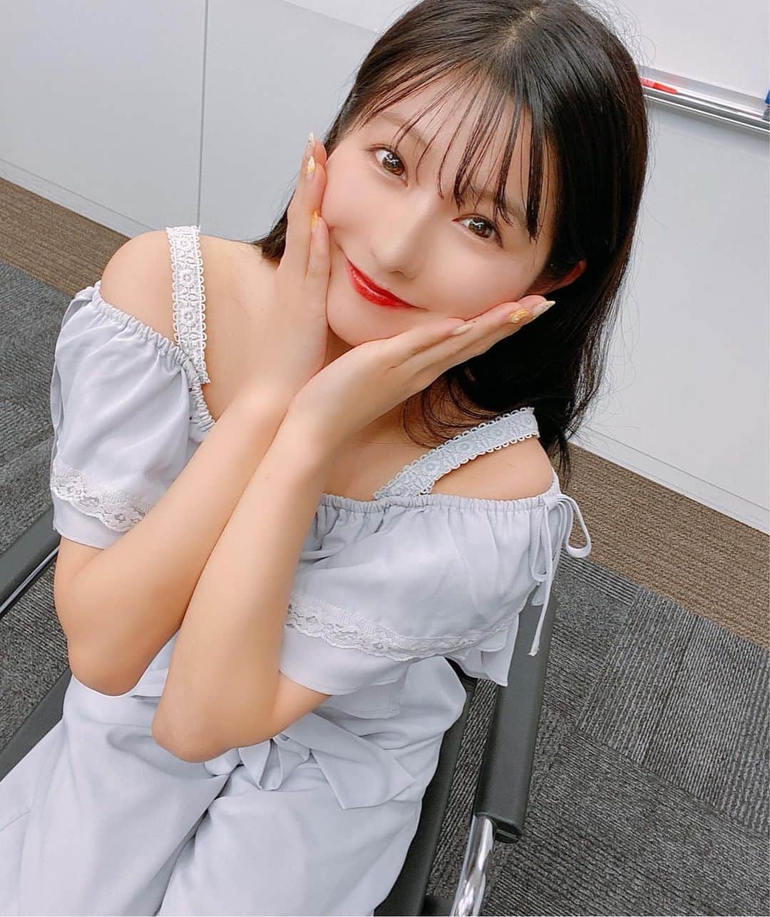 谷川愛梨のインスタグラム：「オフショル女子〜🐶🌼 夏は肩出しのお洋服がお好みです👗♬ 黒髪が少し抜けてきたから 茶色いカラコンつけてみたよん👀✨ #pr」