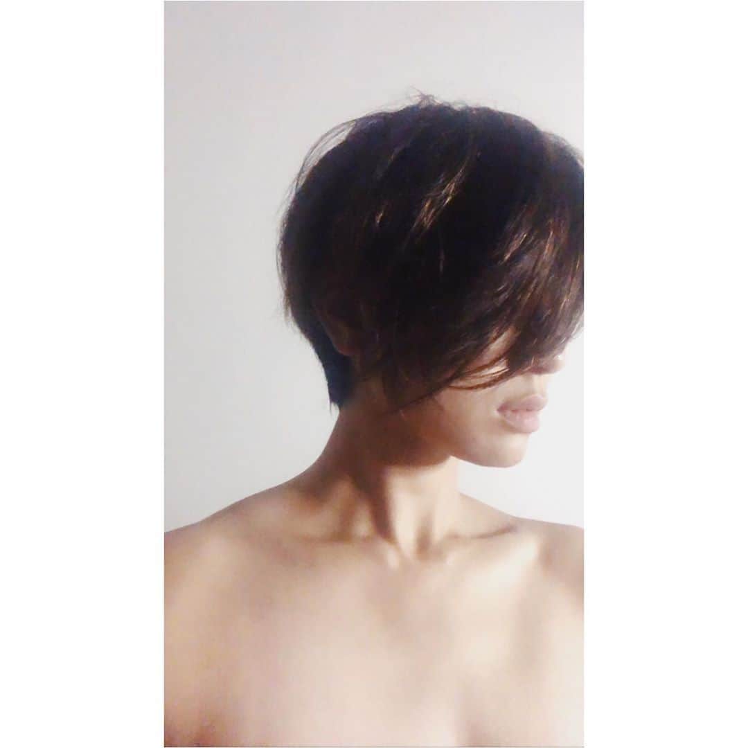 金城優華のインスタグラム：「ある日の1枚  #大胸筋付いてきた。  #photooftheday #model  #mom  #me #沖繩 #ママ #ショートヘア   #筋トレ好き」