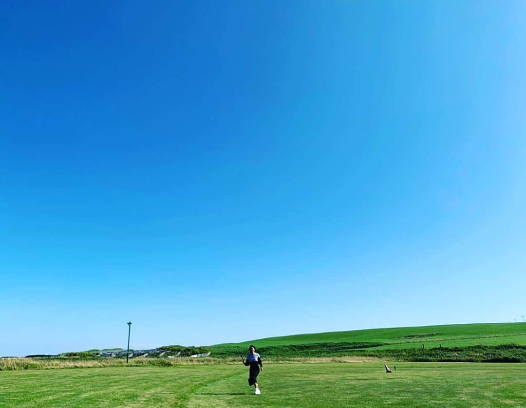 中西華菜さんのインスタグラム写真 - (中西華菜Instagram)「* 2泊3日の稚内・利尻島旅へ 行ってきました✈️  北海道は札幌と小樽しか行ったことなくて ずっと北の方、それも島に行ってみたくて やっと念願叶いました💙💚  稚内空港降り立った瞬間 もう目の前が緑と青で埋め尽くされていて 心から癒された☺️☺️  まずは海鮮丼食べなきゃと思い 宗谷岬の方にある アルメリアってところで ウニいくら丼を堪能🤤！ ついでにホタテもタコも頼んで 着いて早々贅沢三昧🍚🐙  アルメリアの外観は ハイジの風車小屋みたいになってて アニメの世界に入り込んだような 気分になってしまった！！ ハイジになりきって緑の中を 駆け回ってみたら 超爽快でもうご機嫌でした👏  いーーっぱい写真撮ったので しばらく北海道投稿続きます...💌」8月25日 23時47分 - kananakanishi