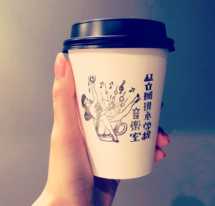 RUUNAさんのインスタグラム写真 - (RUUNAInstagram)「. . 恋しくなる味。 このパッケージ可愛くて お気に入りでした☕️ . . #kolme #cafe #backstagecafe  #coffee #milk #memories  #harajuku #tokyo #japan #私立珈琲小学校 #カフェ #思い出 #コーヒー牛乳 #また飲みたい」8月25日 23時47分 - ruuna_kolme