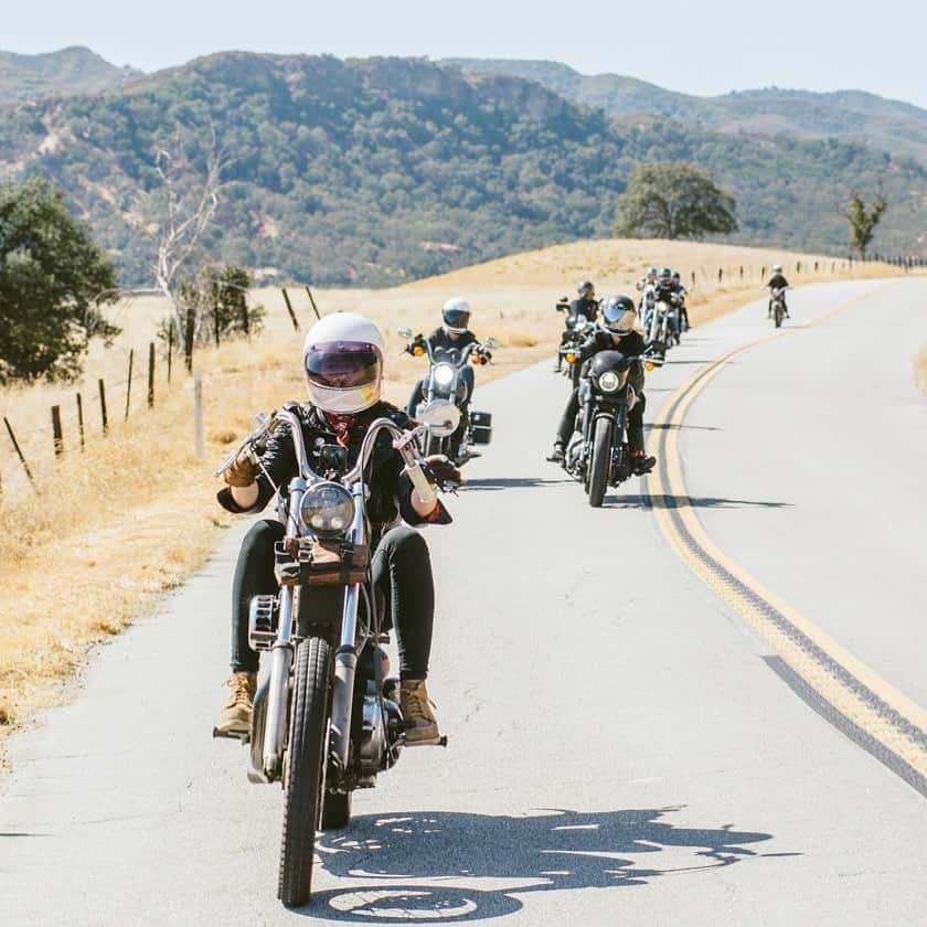 Harley-Davidson Japanさんのインスタグラム写真 - (Harley-Davidson JapanInstagram)「夏を駆け抜けろ。#ハーレー #harley #ハーレーダビッドソン #harleydavidson #バイク #bike #オートバイ #motorcycle #ツーリング #touring #仲間 #friends #夏 #summer #letsride #2020 #自由 #freedom」8月25日 23時51分 - harleydavidsonjapan