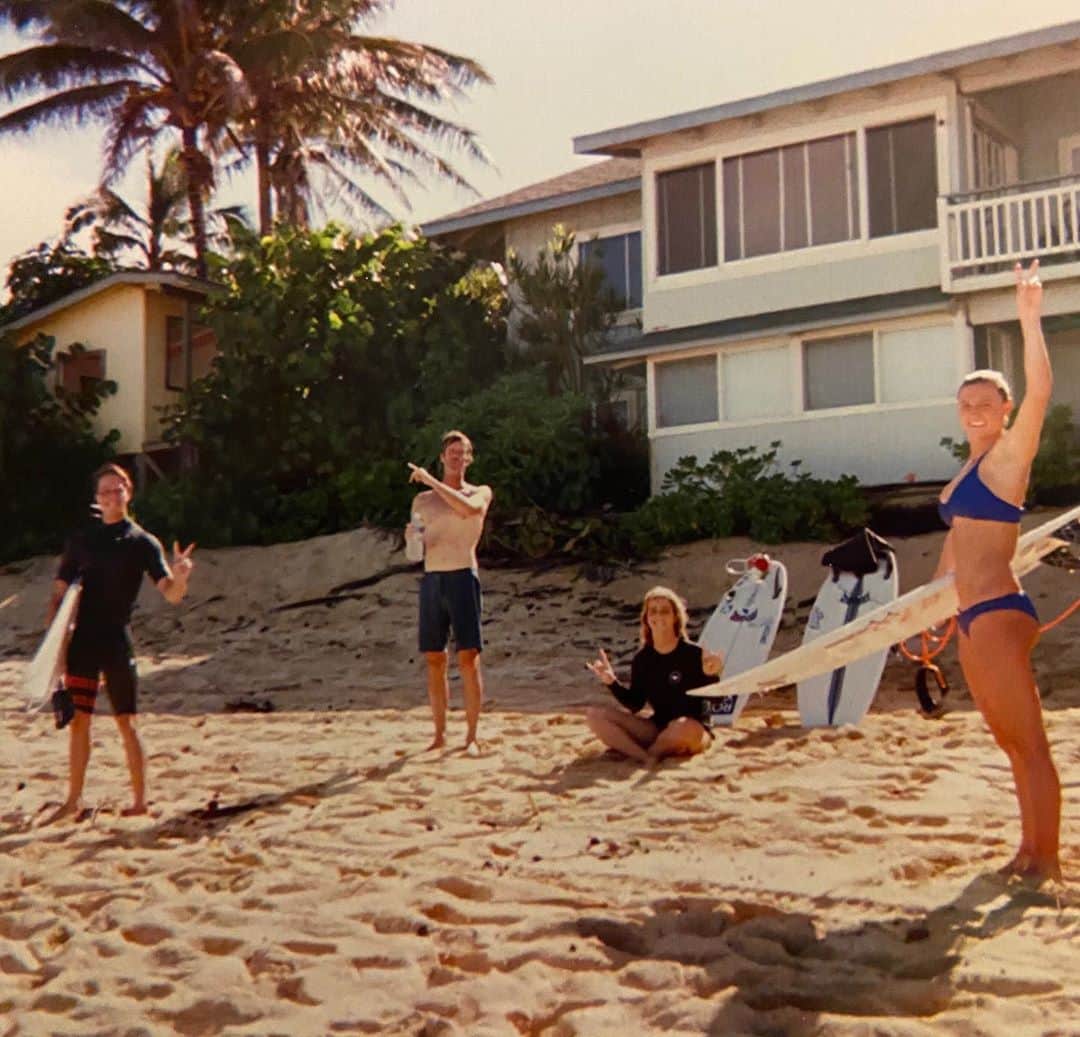 キャロライン・マークスのインスタグラム：「Hawaii film photo from last winter. Can’t wait to get back here with this crew 🌞」