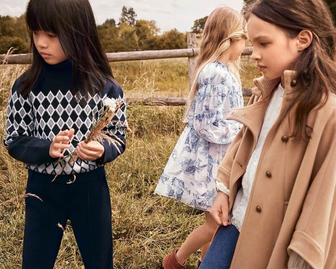 Chloéさんのインスタグラム写真 - (ChloéInstagram)「Time to explore the #CHLOEfall20 childrenswear collection: from breezy toile de Jouy to aristocratic checks  Discover the latest looks on chloe.com  CHLOEgirls #CHLOE」8月26日 0時00分 - chloe