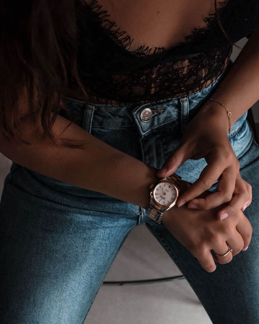 のインスタグラム：「Our watch does not only tells you the time, it also gives you style ! Isn't it right @oana_nica ? Check our bio to learn more about our watches. #AlpinaWatches #Comtesse #ReachYourSummit」