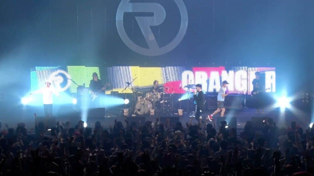 ORANGE RANGEのインスタグラム：「2015年に中野サンプラザホールで行われた『ORANGE RANGE LIVE TOUR 015 ～TEN～ 』のアンコールで披露した「上海ハニー」の #レンジのライブ 映像公開📺 絶妙な3MCの掛け合い、曲中でオーディエンスとのカチャーシー、エイサーのコール＆レスポンスがお祭りのグルーヴを生み出すライブの定番曲✌️  🍊#ORANGERANGE Haisai🍊 #dTV ほか主要配信サイトおよび各サブスクリプションサービスでも配信開始🎧 https://jvcmusic.lnk.to/ORANGERANGE @orangerange_official」