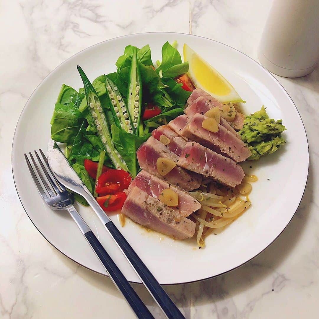 のインスタグラム：「🐟~🐟~ ･:*+ まぐろの柵が半額だったよ🥰 だから #まぐろステーキ ✨ . にんにく醤油ソースと、アボカド潰してわさびと刻み海苔を混ぜた簡単ディップとでいただきました🙌 . アボカドわさびディップすごく良かったので今度ねぎとろ(漬けでも良いな💡)ととろろと三色丼にしてみようかな♬🥑💚 . #おうちごはん#おうちカフェ #tunasteak#tuna#まぐろ#鮪#鮪魚#instafood  #古田の自炊記録#自炊部#自炊#cookingram#cooking  #おうちごはんlover#おうちごはん通信#アボカドレシピ」