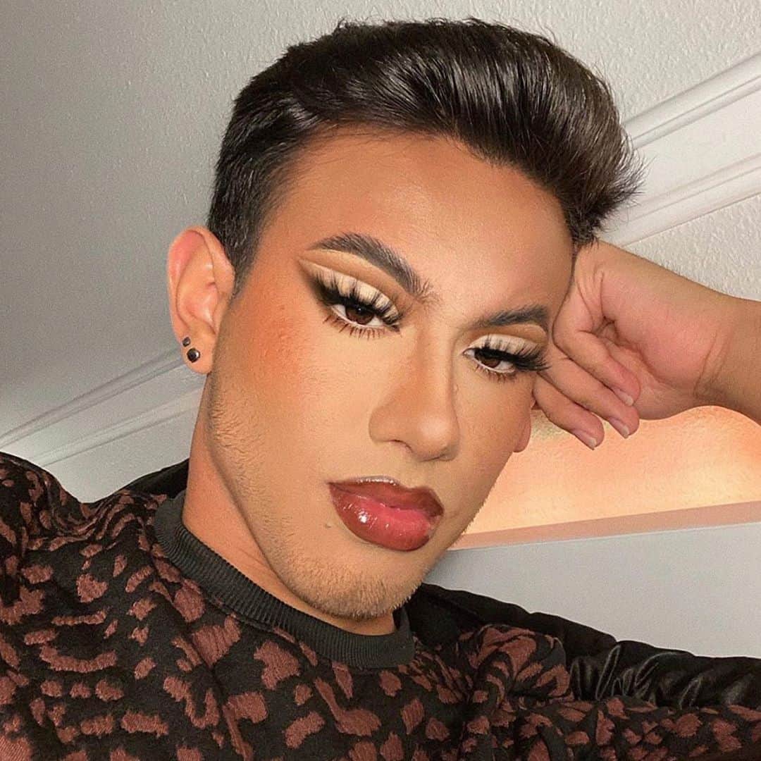 Jeffree Star Cosmeticsさんのインスタグラム写真 - (Jeffree Star CosmeticsInstagram)「We are living for this glam @rogermuru created using the #ORGY palette, our #VelourLipLiner in the shade Dominatrix, & #THEGLOSS in the shade Mouthful 🍯✨#jeffreestarcosmetics #orgycollection」8月26日 0時01分 - jeffreestarcosmetics
