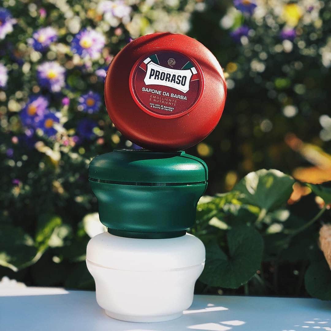 Proraso Japanのインスタグラム：「Prorasoはシェービングで肌荒れしがちという男性の方に特におすすめ。 敏感肌、乾燥肌、普通肌の肌タイプに分かれたラインナップを取り揃えております。 . Repost from @prorasousa . #proraso #prorasousa #prorasofirenze #シェービングクリーム #シェービング #ProShave #Italian #ItalianShave #イタリア製 #バーバースタイル #バーバーショップ #髭脱毛 #メンズスタイル #シェービングフォーム #Barber #メンズヘアスタイル #ヒゲ男子 #ヒゲ #BarberShop #ヒゲ脱毛 #メンズヘア #シェービングエステ #おしゃれさんと繋がりたい」