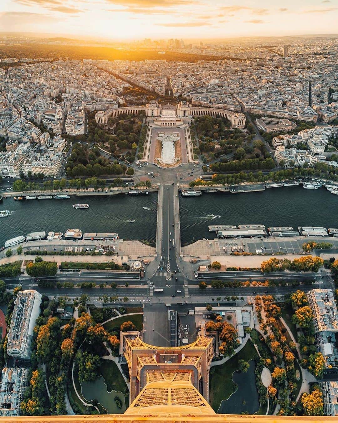 BEAUTIFUL DESTINATIONSさんのインスタグラム写真 - (BEAUTIFUL DESTINATIONSInstagram)「Looking over Paris from the top of Eiffel Tower! 🤩 How beautiful is this sunset shot atop of the Iron Lady? Any recommendations on places to explore in Paris?  Tag friends who would love to be here!  📸 @wonguy974 📍Eiffel Tower, Paris」8月26日 0時05分 - beautifuldestinations