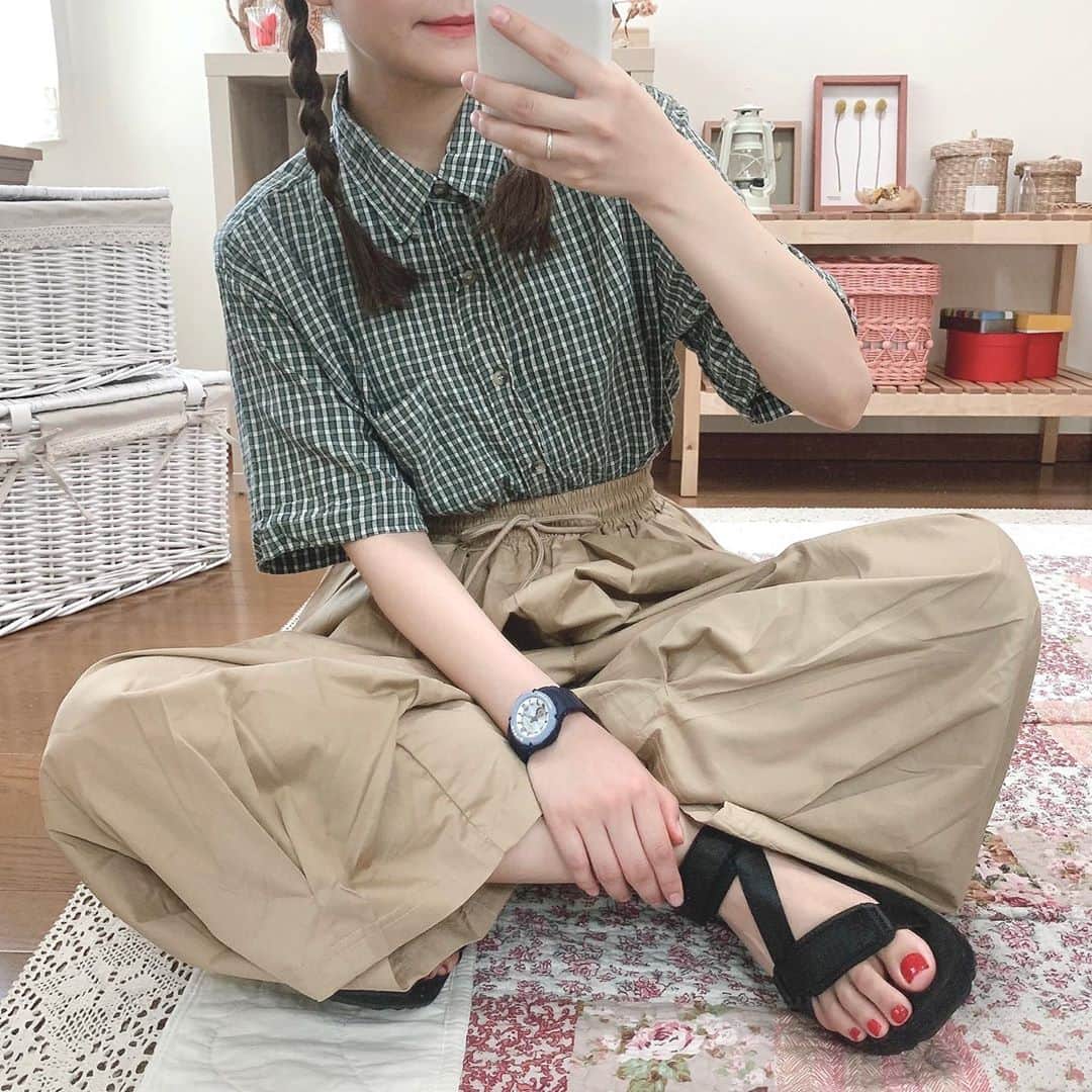 みさねのインスタグラム：「ㅤ ☁️古着コーデ☁️ ㅤ 紺の時計かわいい古着にあう🥺 ㅤ この時計のプレゼントキャンペーンをやっとるけん応募してみてね🎁 ㅤ 応募方法 1) @babyg_jp のアカウントをフォロー 2) 応募告知の投稿にいいね(国内在住の方のみ) 応募期間‪：8/25-8/31‬  チェックシャツ→古着( @misaneshifuku のストーリーでフリマするよ ) ベージュのパンツ→ @cham.official_  ネイル→ @saki__shirai  スポサン→GU ㅤ #古着コーデ #古着 #古着女子 #babyg_jp #BABY_G #カシオ #CASIO #腕時計 #pr #プレゼントキャンペーン #プレゼント企画 #チェックシャツ #夏コーデ #夏服コーデ #ボーイッシュコーデ #カジュアルコーデ #スポサン」