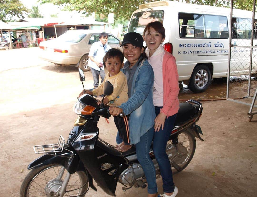 久保田夏菜さんのインスタグラム写真 - (久保田夏菜Instagram)「ラックサーから電話が。  彼女は、カンボジアで最初に仲良くなった子。  1枚目の写真は、 約10年前のもので 後ろにぴょこっとくっついてる子。  もう、24歳になるらしい。  “会いたいです。いつカンボジアに来ますか？”  彼女は いつも、聞いてくれます。  嬉しかったなー。  みなさん、どうかお元気で。 また会いましょう、絶対。  #カンボジア　#お元気で　#またあいましょう」8月26日 0時07分 - kanakubota0805