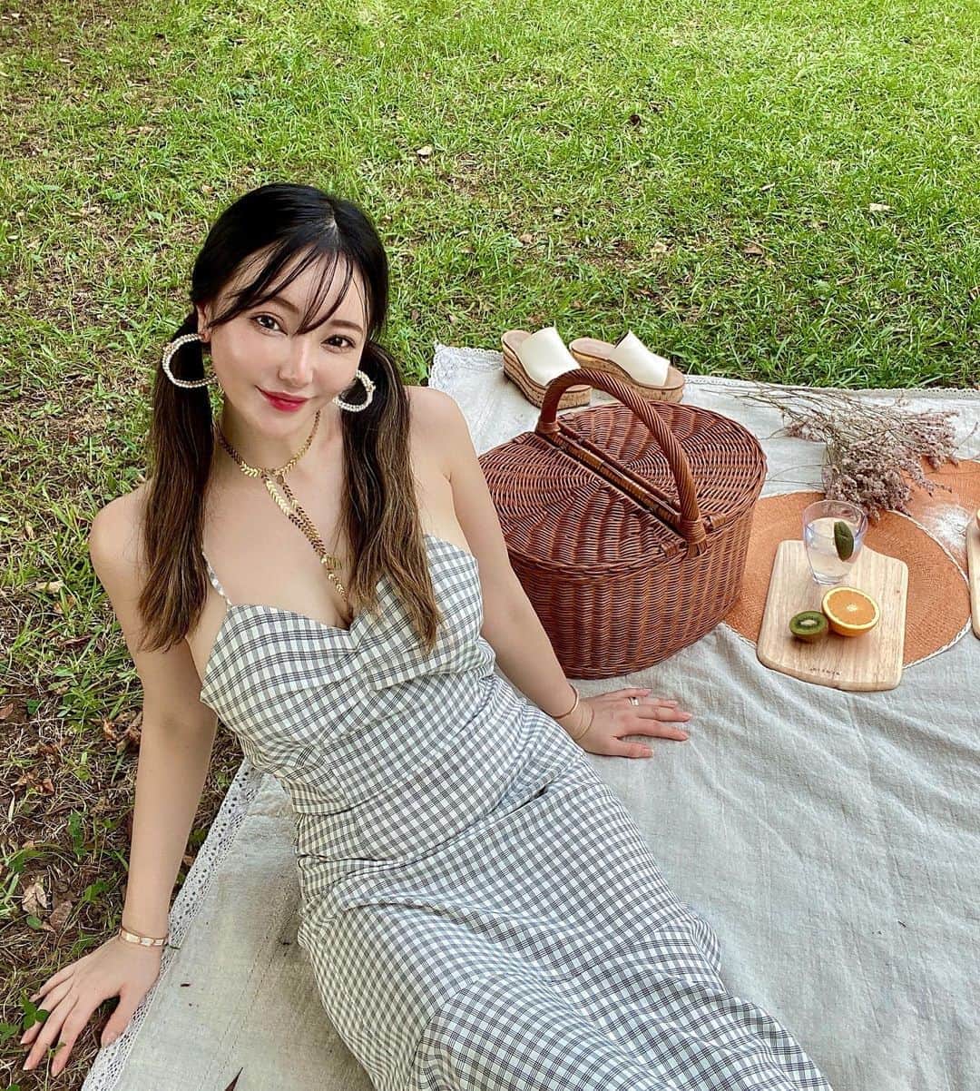 クリスティン・ウェイのインスタグラム：「Picnic day #picnic #valmuer #cwfashion  #fashiongram #christinewei #cwfashion #クリスティンウェイ」