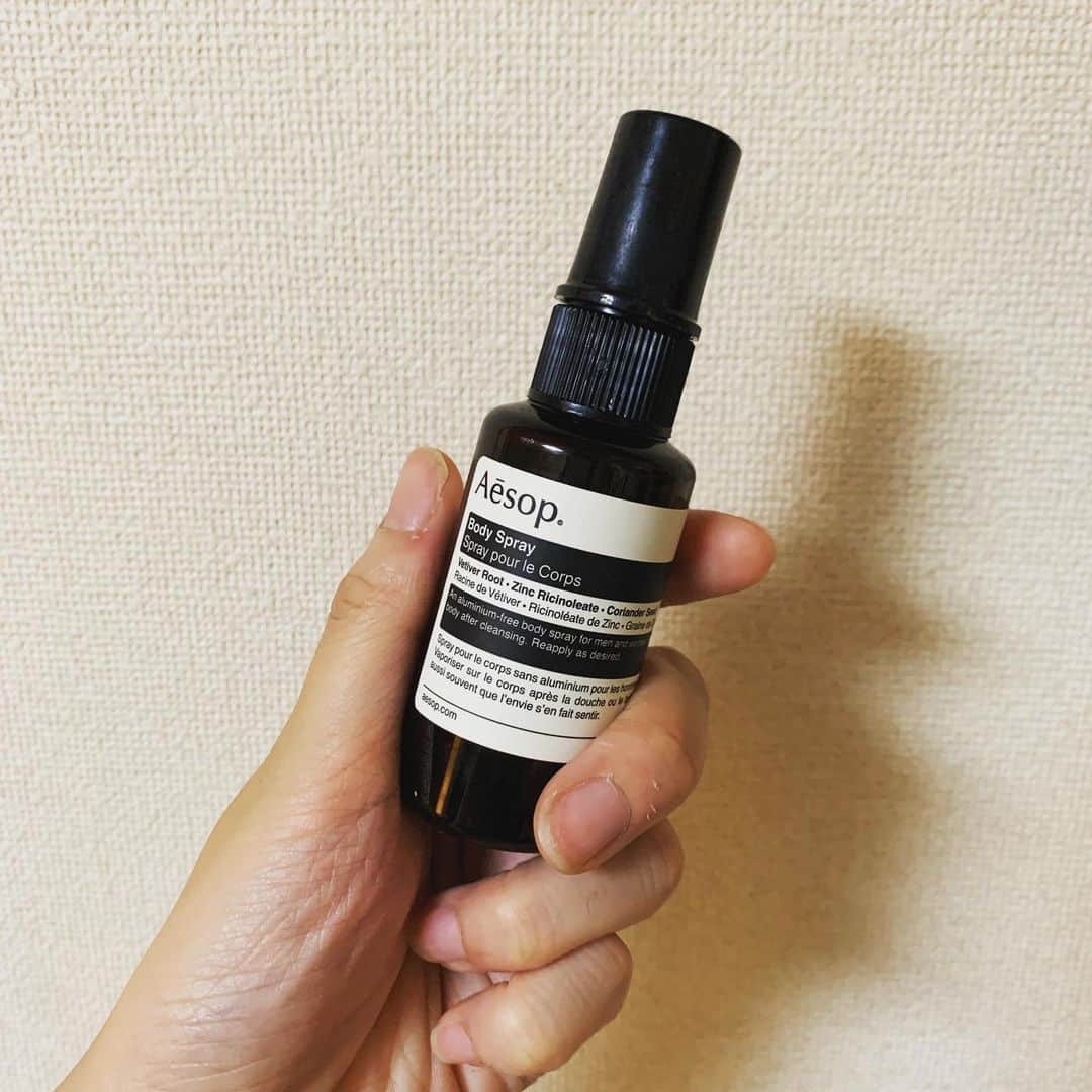 清浦夏実さんのインスタグラム写真 - (清浦夏実Instagram)「綺麗なお姉さんの匂い。 #aesop  #イソップ #中目黒 #ボディスプレー14 #森 #香り #初めての #ナンパ #お姉さん #優しかった #大成功 #私のお気に入り   通りかかった見ず知らずのお姉さんからフワッといい香りがして、思わず「どこのものですか？！」と声をかけ教えて頂いたのがこれ。別の日に美容室でも同じものをオススメされ購入に至りました。私の嗅覚すごい。  ウッディベースでスッキリとした、例えるならば森のような香り。香水ほどキツくならないのも嬉しい。隙あらばスーハースーハーしちゃいます。この夏買って良かったもののひとつです。」8月26日 0時09分 - kiyo_723