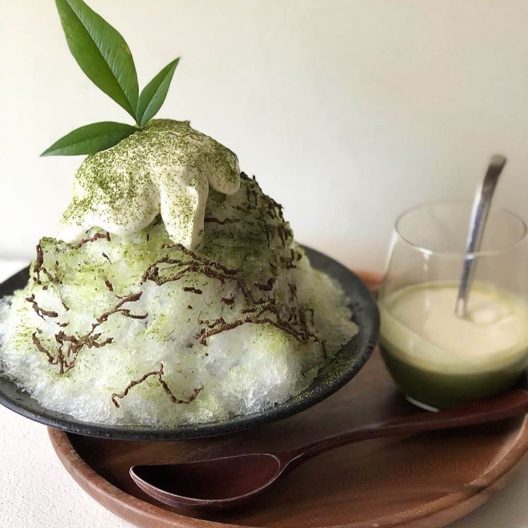 cafezakkagallery-flagのインスタグラム：「▪︎かき氷につきまして▪︎ 8/25-29まで山のかき氷になります。 スイカのおじさんが「今年はもうないのー」と急な宣言。 今年は出来が少なく困ってたらしく。。 毎日毎日1人スイカ割りも、タネ取り地獄も あえなく終わってしまいました。。  8月いっぱいまで何とかご提供したかったのですが、すみません。。  ぜひ抹茶シロップたっぷりかけて山を 削りお食べ下さいませ。  9月１日より「月見梨のかき氷」です。  ギャラリーではスリランカの風も吹いております。 ぜひー @lailha_clothing   #cafeFLAG #cafezakkagalleryflag  #cafeFLAGのかき氷 #大阪カフェ #大阪カフェ巡り #かき氷」
