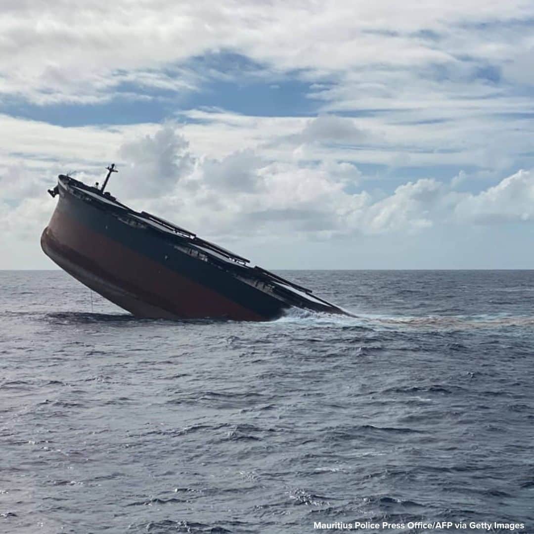ABC Newsさんのインスタグラム写真 - (ABC NewsInstagram)「The MV Wakashio, a Japanese-owned ship which ran aground causing a devastating oil spill, is seen sinking in the open water near Mauritius.」8月26日 0時16分 - abcnews