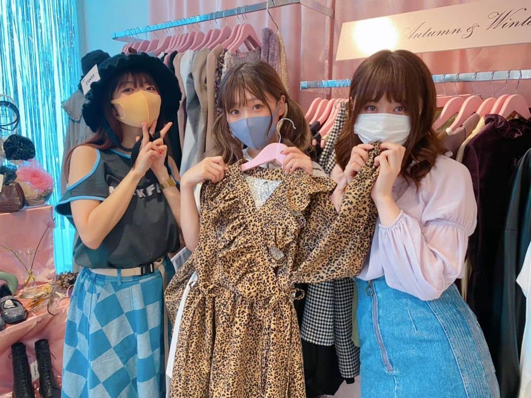 ぱいぱいでか美のインスタグラム：「W♡CとWEGOの展示会へアポカリメンバーと❤︎ ꙳ #w❤️c #WEGO #exhibition #APOKALIPPPS ꙳ 今回も可愛くてトレンドも感じて しかもリーズナブルという 最高のアイテムばかりでしたー！ 写真でかぶってるニット帽もつけてきたので 早く涼しくなってほしいですね！ あと3枚目のキラキラの靴もお願いしました❤︎ 届くの楽しみです〜☻ 汐りんにも久しぶりに会えました(Ｕ⌒▽⌒Ｕ三Ｕ⌒▽⌒Ｕ) 4枚目の私めっちゃギャルみたいになりました」