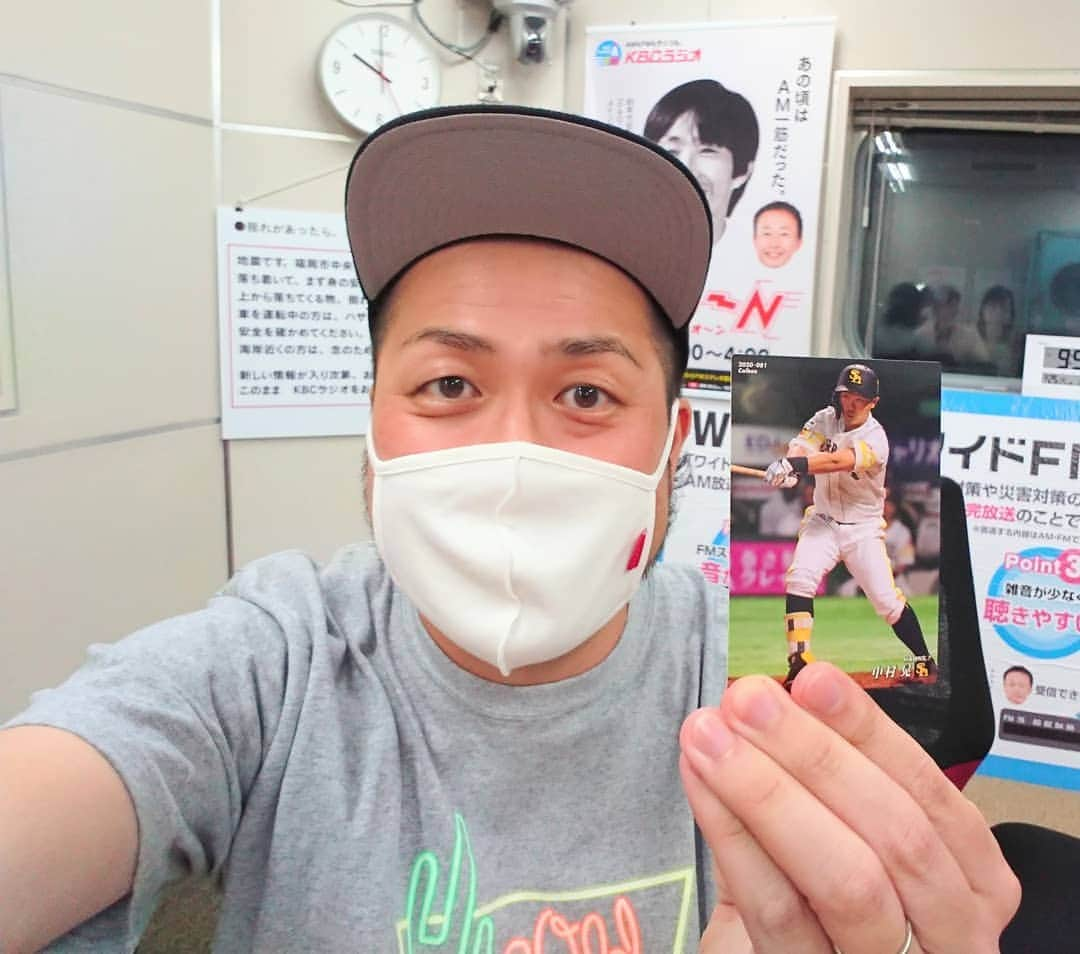 青木淳也さんのインスタグラム写真 - (青木淳也Instagram)「* * * ホークス３連勝ーーー！ 今夜のプロ野球チップス開封式！ ホークス中村晃選手が出たーーー！ ありがた～い♪ * KBCラジオ『ホークスじゃんじゃん』 ブルーリバー担当：毎週(火)～(木) ナイター中継終了後から生放送！ 聴いてくださぁーい！ * * #ブルーリバー #福岡ソフトバンクホークス #ソフトバンクホークス #ホークス #softbankhawks #hawks #sbhawks #写真 #picture #photo #KBCラジオ #ホークスじゃんじゃん #ラジオ #radio #ホークス芸人 #カルビー #calbee #プロ野球チップス #中村晃 #感謝」8月26日 0時16分 - blueriveraoki