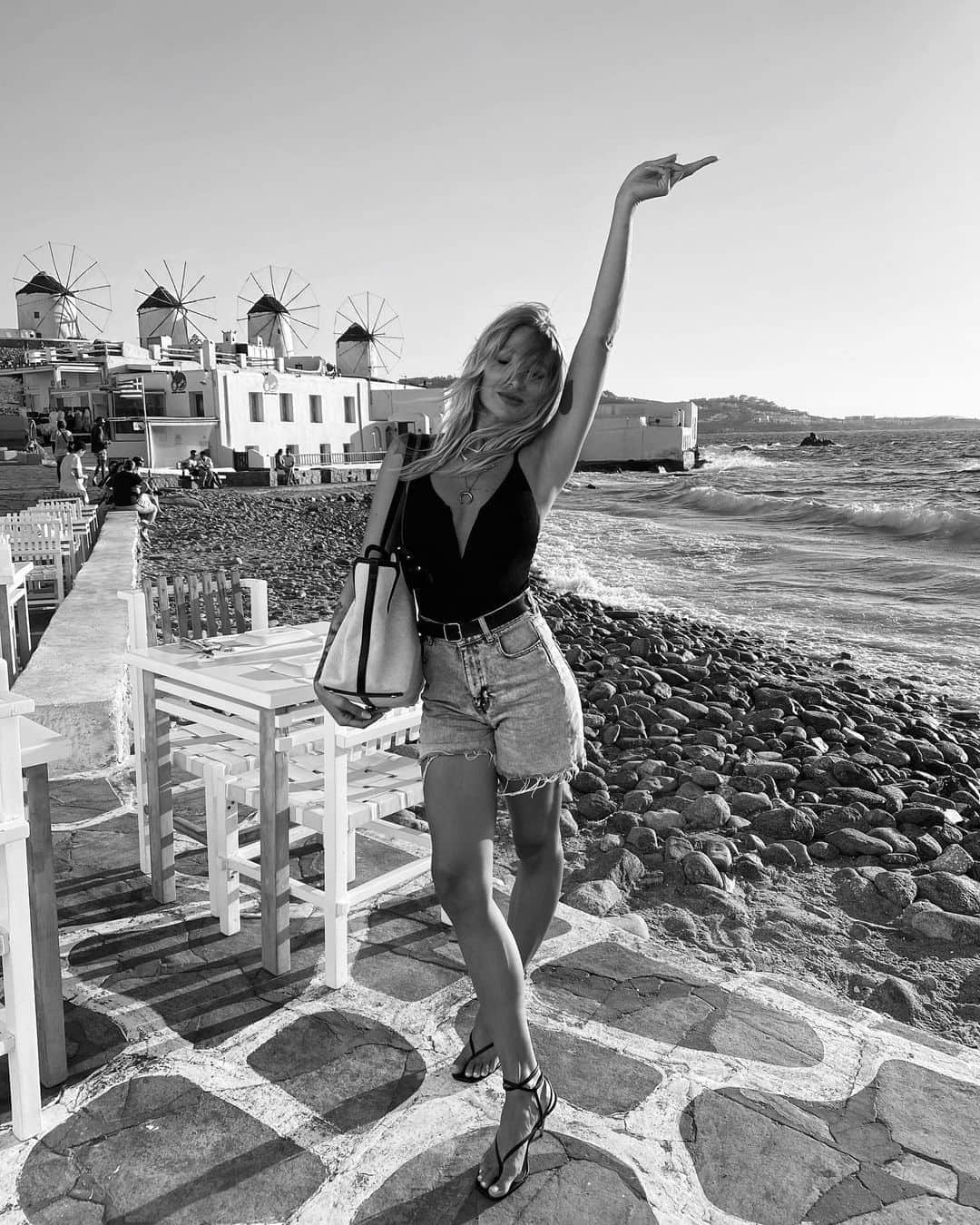 ルー・ティーズデールのインスタグラム：「Peace out ✌🏽x」
