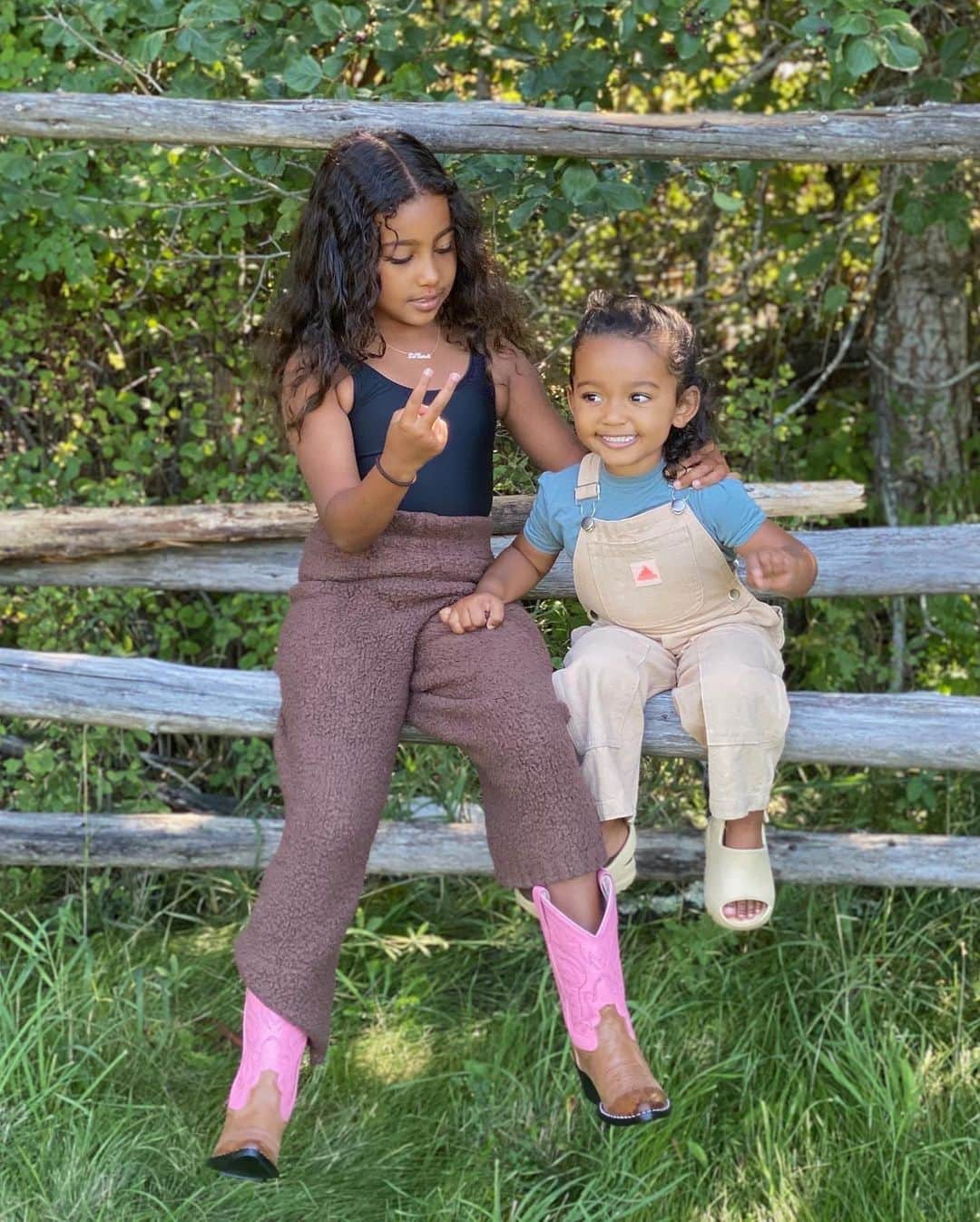 キム・カーダシアンさんのインスタグラム写真 - (キム・カーダシアンInstagram)「My girls wanted to do a photo shoot together sitting up on this rail. Swipe to the right to see how it ended 🤣🤠🥰」8月26日 0時19分 - kimkardashian